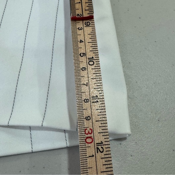 NWT Alice + Olivia Women Pinstripe White Short Size 0 - Picture 8 of 8